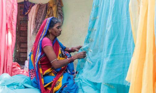 Pandemic Crisis: ‘Migrant Home-Based Women Workers Work 8 Hours/Day For Rs 10-15’ Pandemic Crisis: ‘Migrant Home-Based Women Workers Work 8 Hours/Day For Rs 10-15’