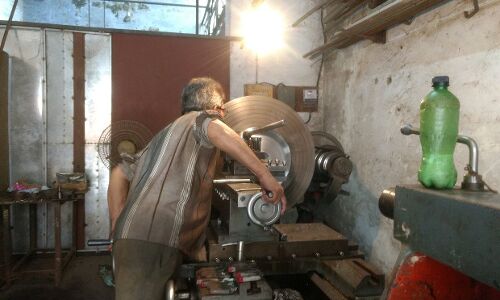 Small Industrial Units Ready With Cheques, But Wary Workers Want Cash Small Industrial Units Ready With Cheques, But Wary Workers Want Cash