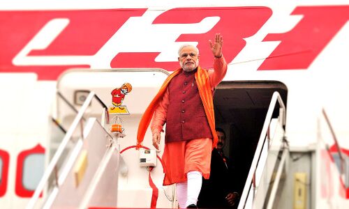 Modi vs Manmohan: Both Global Roamers Modi vs Manmohan: Both Global Roamers