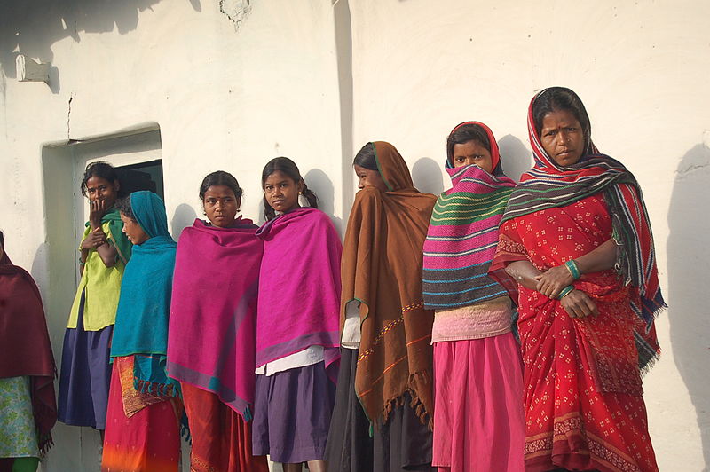 800px-Young_Indian_women,_Chhattisgarh,_2005 (1)