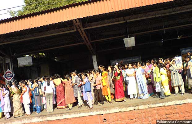 Group_of_women_waiting_at_Borivali_Station_in_Mumbai_620