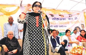 Kirron Kher, BJP candidate for MP seat , adresses at  election campaign meeting   in Sector 49, Chandigarh on Sunday.Tribune photo:Parvesh Chauhan